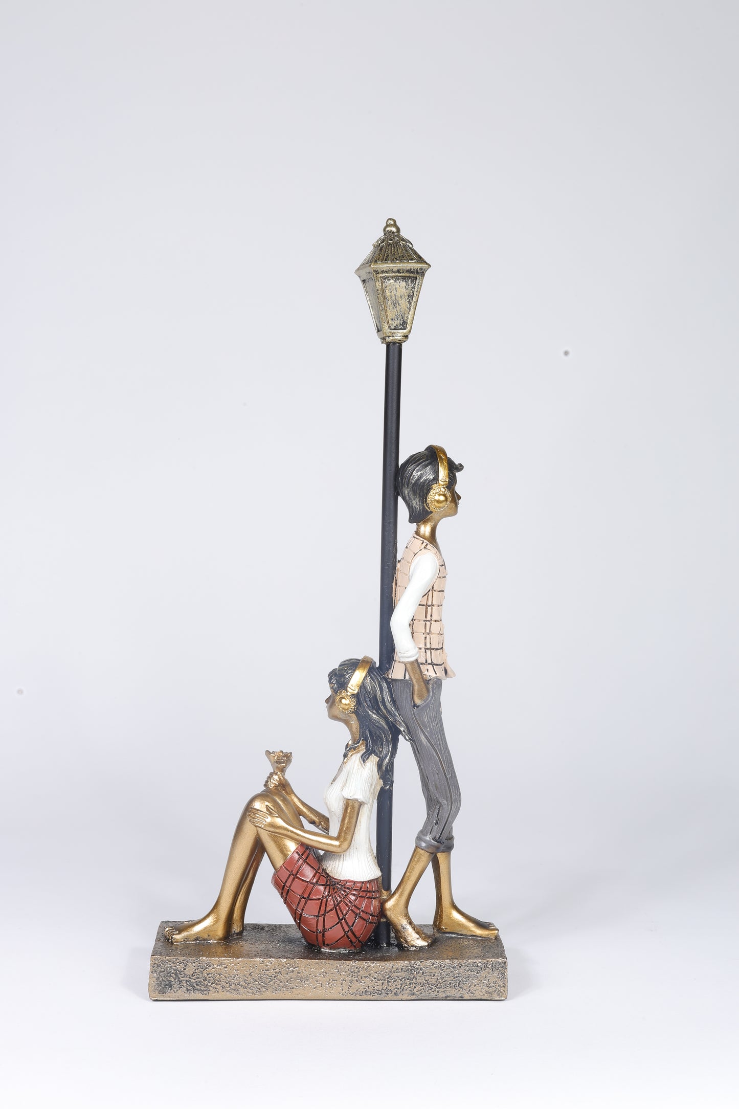 Eternal Love Under the Lamp Post – Romantic Couple Statue
