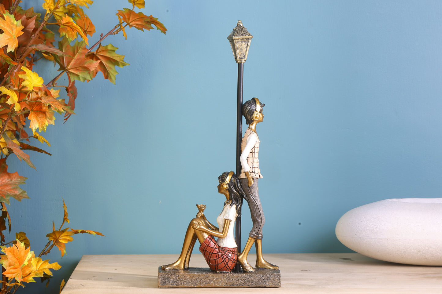Eternal Love Under the Lamp Post – Romantic Couple Statue