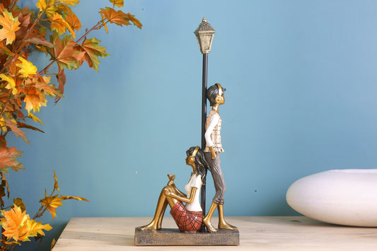Eternal Love Under the Lamp Post – Romantic Couple Statue