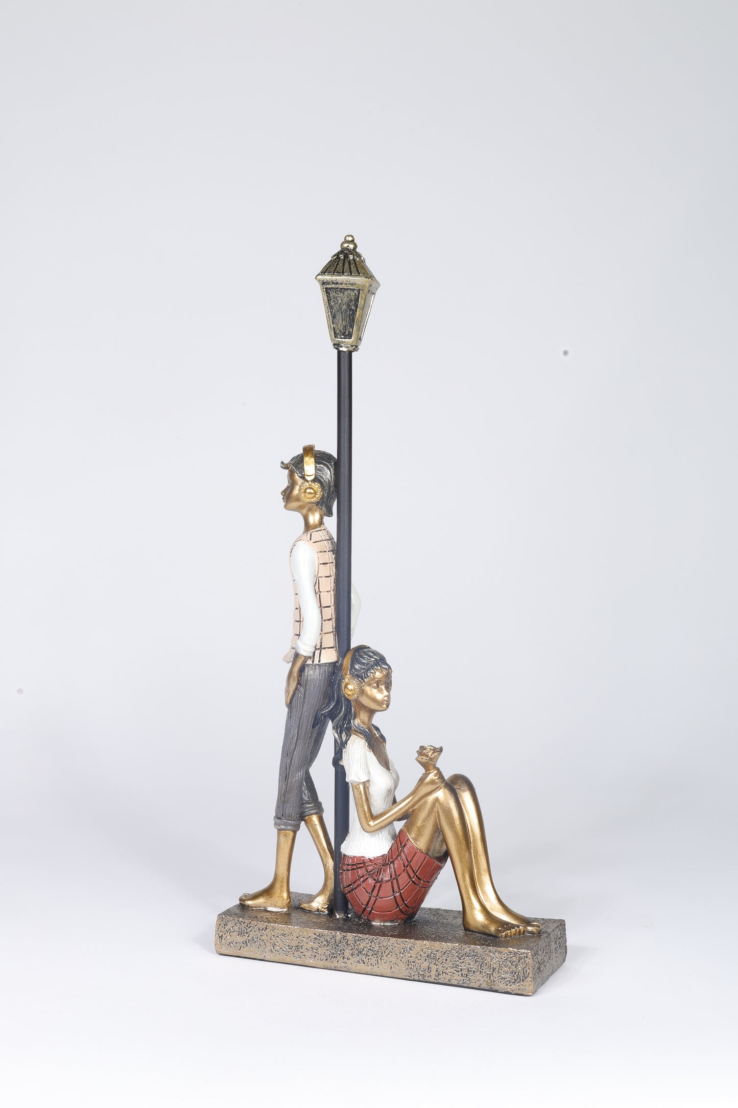 Eternal Love Under the Lamp Post – Romantic Couple Statue